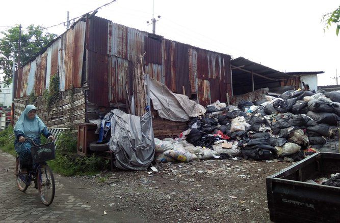 Warga Keputih Tegal Surabaya Resah Bau Sampah