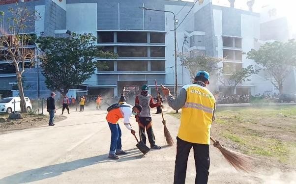 Pemerintah dan Warga Surabaya Kerja Bakti Bersih-bersih Stadion GBT
