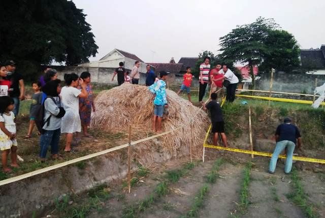 Lokasi Temuan Batu Diduga Arca Candi Gedog Ramai Kunjungan Warga