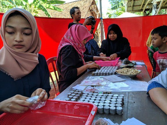 Tanamkan Jiwa Menabung, Kades Bringinan Bagikan 500 Kotak Tabungan