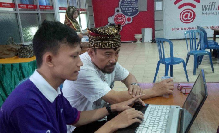 Komunitas Sengker Kuwung Belambangan Kembangkan Kamus Bahasa Using Daring