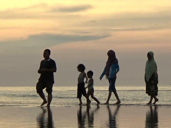 Berburu <em>Sunset</em> Saat Lebaran di Pantai Duta Probolinggo