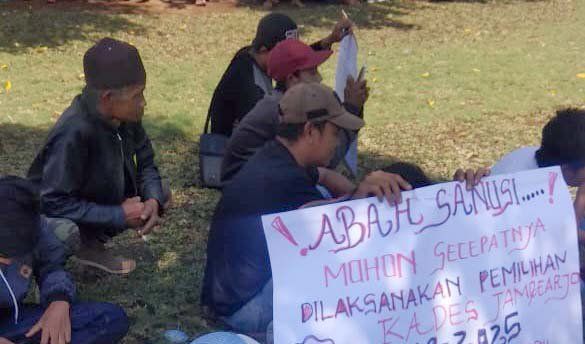 Tuntut Pilkades Ulang, Masyarakat Jambearjo Gelar Aksi di Pendopo Kabupaten