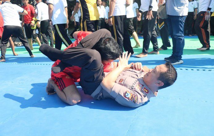 Anggota Polres Gresik Dibekali Seni Bela Diri Mixed Martial Arts
