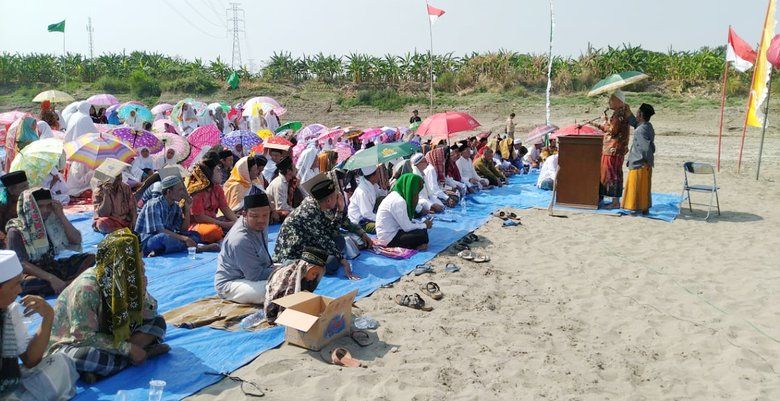Warga Gresik Salat Istisqa di Tengah Bengawan Solo yang Mengering