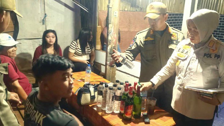 Razia Menjelang Nataru, Belasan Botol Miras dan Pramusaji di Gresik Diamankan