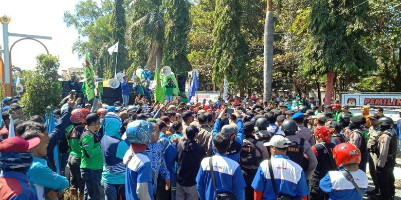 Pesangon Dihapus, Buruh Gresik Tolak Revisi Undang-undang Ketenagakerjaan