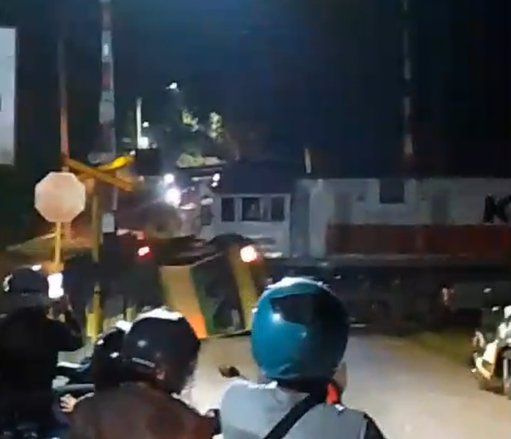 Sempat Mengerem, KA Pandanwangi Tabrak Truk Muatan Kayu yang Mati Mesin