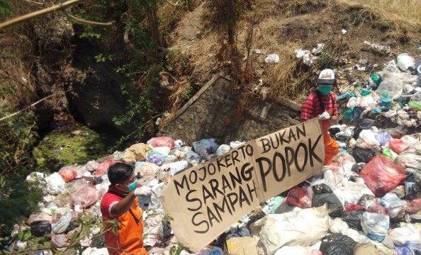 Tumpukan Sampah Popok Bekas Masih Hiasi Sungai di Mojokerto
