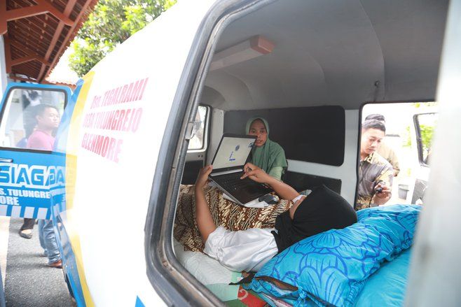 Usai Melahirkan, Peserta Seleksi PPPK Ini Ikuti Tes di Dalam Ambulans
