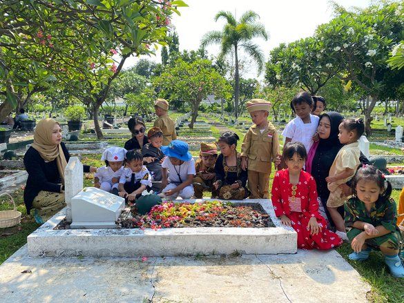 Kenang Jasa Pahlawan, Siswa-Siswi TK di Banyuwangi Tabur Bunga di TMP