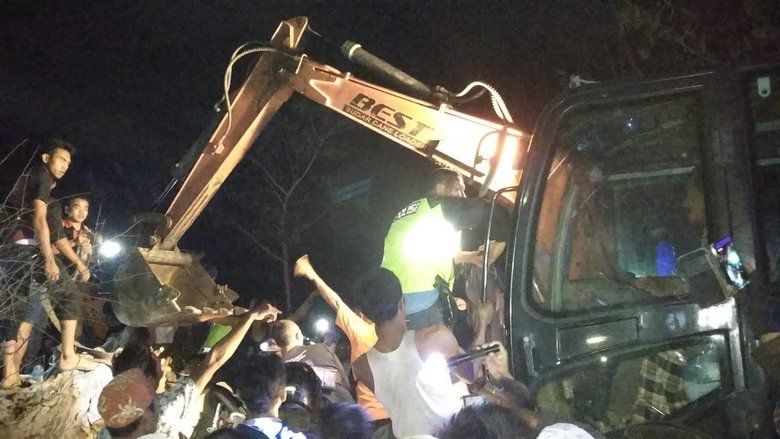 Mobil Tertimpa Pohon Asam di Situbondo, Satu Penumpang Anak Meninggal