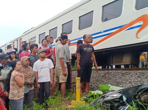 Pengendara Motor Tewas Ditabrak Kereta Api di Probolinggo