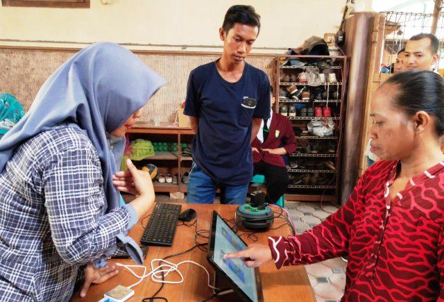 Simulasi Pilkades dengan E-Voting, Banyak Warga Situbondo Kebingungan
