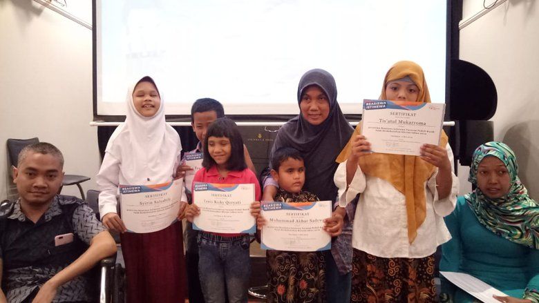Tujuh Anak Berkebutuhan Khusus Surabaya Menerima Beasiswa