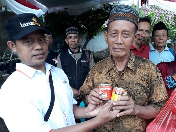 Lazis Muhammadiyah Jatim Bagikan Daging Kurban Kalengan