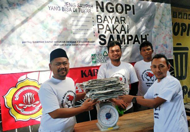 Anggota DPRD Gresik <em>Ngopi</em> Bayar Pakai Sampah