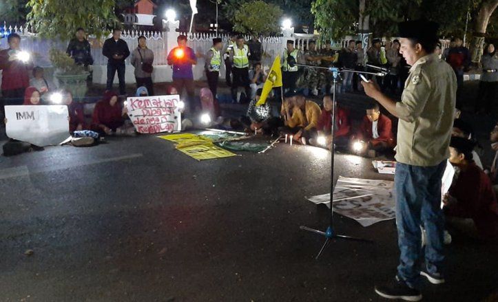 Immawan Randy Meninggal, Mahasiswa Probolinggo Salat Gaib di Depan Mapolresta