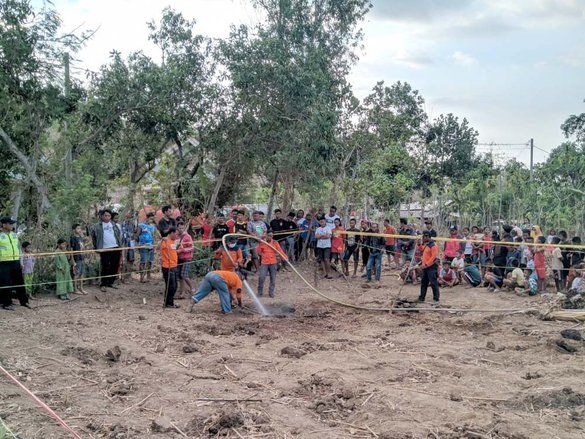 BPBD Ponorogo Padamkan Api Yang Muncul Dari Dalam Tanah