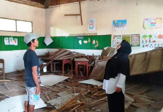 Plafon Ruang Kelas SDN Sumberpoh Probolinggo Runtuh
