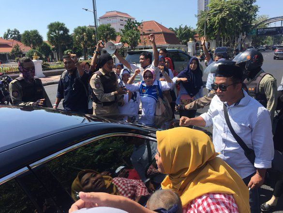 Demo Sistem Zonasi di Grahadi Diwarnai Penghentian Mobil Pelat Merah