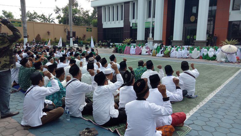 Ratusan Massa NU Blitar Kawal Persidangan Dua Tokoh Desa
