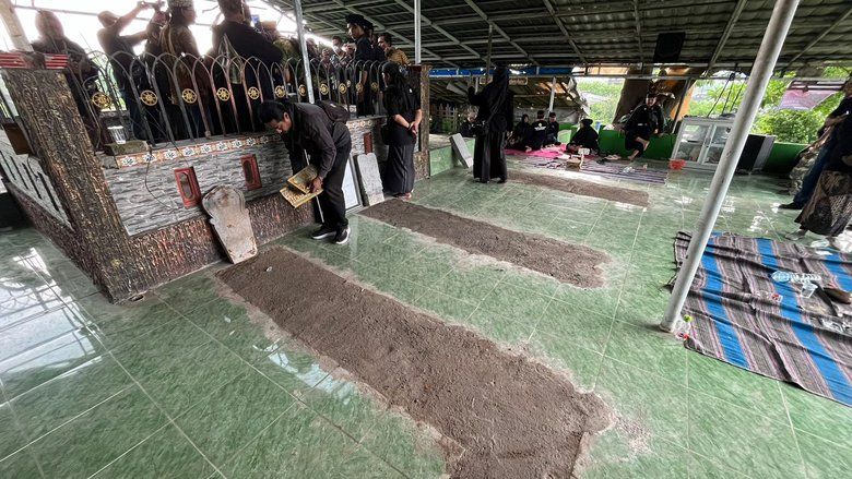 Diduga Palsu, 13 Makam di Area Makam Sesepuh Dusun Bendo Desa Kumitir Mojokerto Dibongkar 