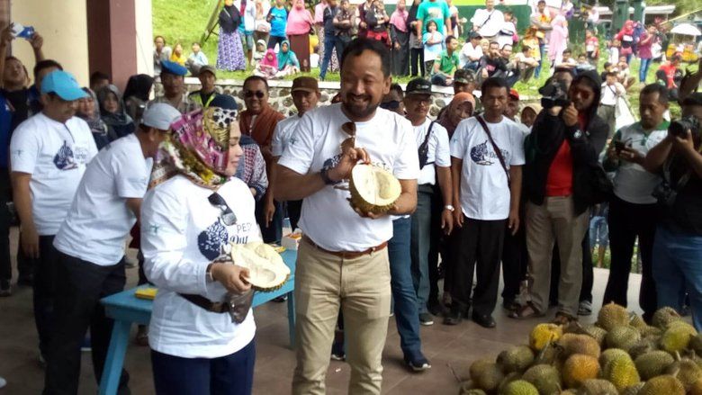 Dua Ribu Durian Dibagikan Gratis di Telaga Ngebel Ponorogo