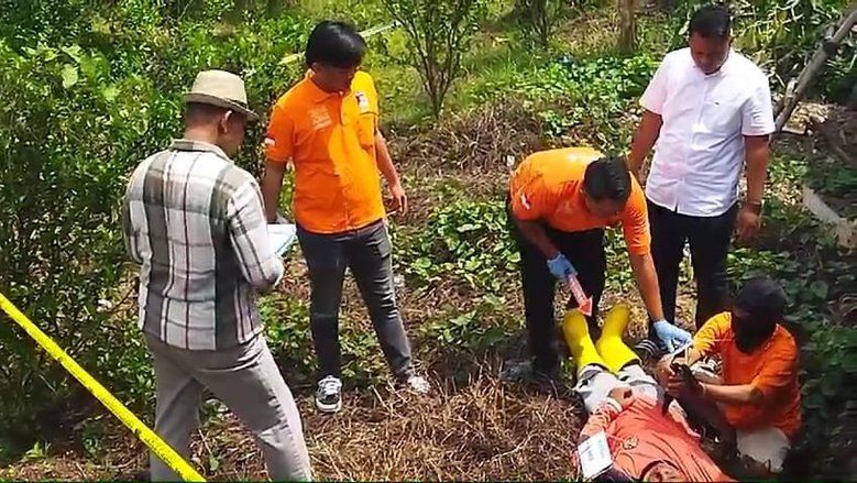 Rekonstruksi Pembunuhan Pria di Kebun Jeruk Mojokerto, Korban Ditusuk 17 Kali