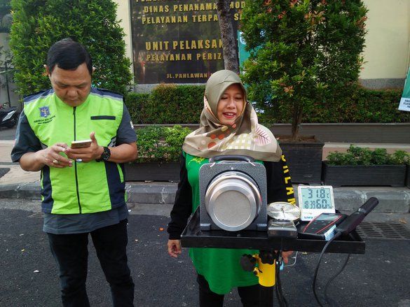 DLH Surabaya Lakukan Pengukuran Kualitas Udara di Tugu Pahlawan