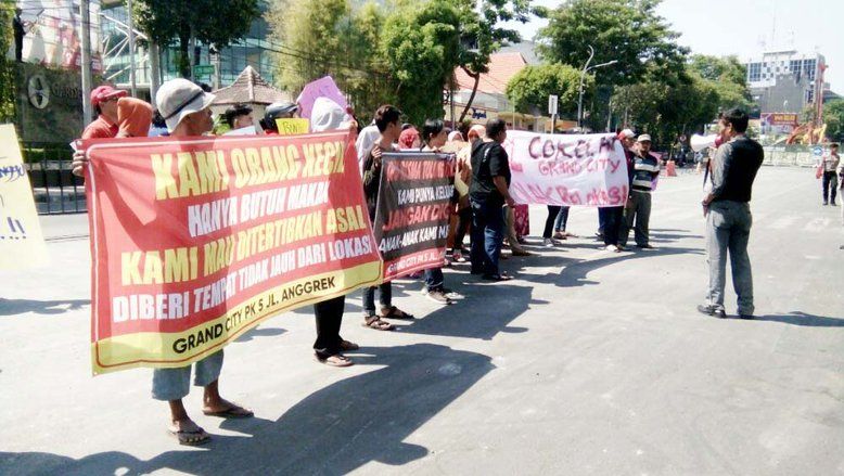 PKL Cokelat Jalan Anggrek Mengadu ke DPRD Kota Surabaya