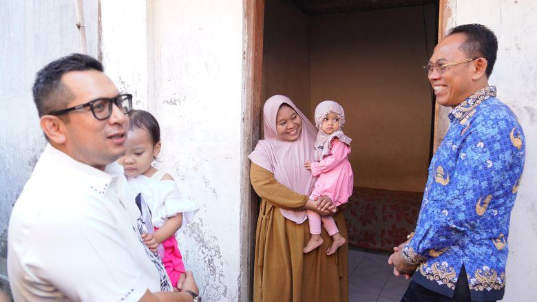 HUT Korpri ke-53, Pj Wali Kota Mojokerto Beri Bantuan ke Balita Stunting dan Lansia