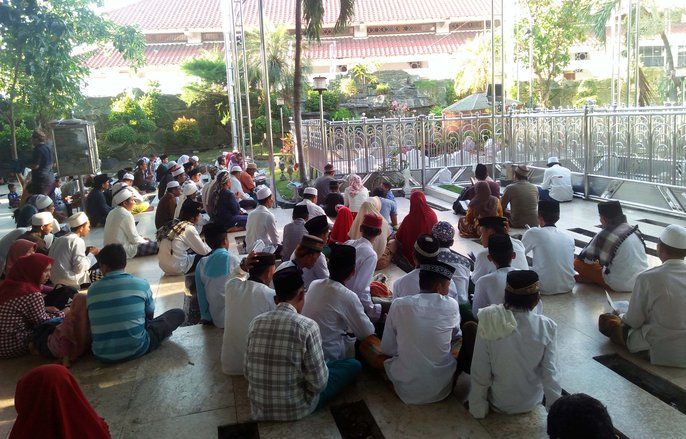 Sambut Ramadan dengan <em>Nyadran</em> ke Makam Sunan Ampel