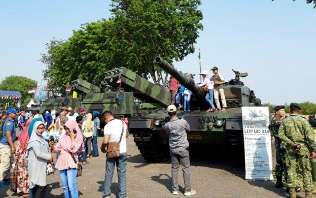 Warga Surabaya Padati Pameran Alutsista TNI