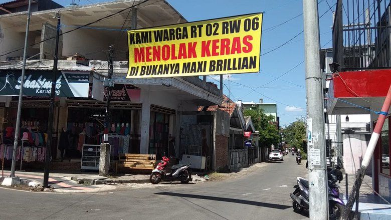 Warga Blitar Pasang Spanduk Penolakan Karaoke Maxi Brilian