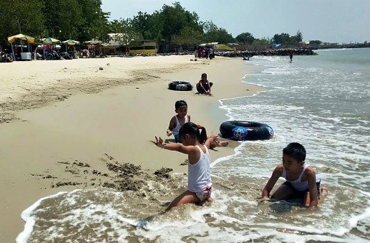 Berlibur ke Gresik, Mampirlah ke Pantai Dalegan yang Menawan