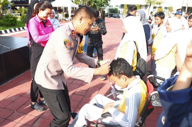 Kapolres Gresik Berangkatkan Pelajar SLB Kemala Bhayangkari 2 Outing Class ke KBS