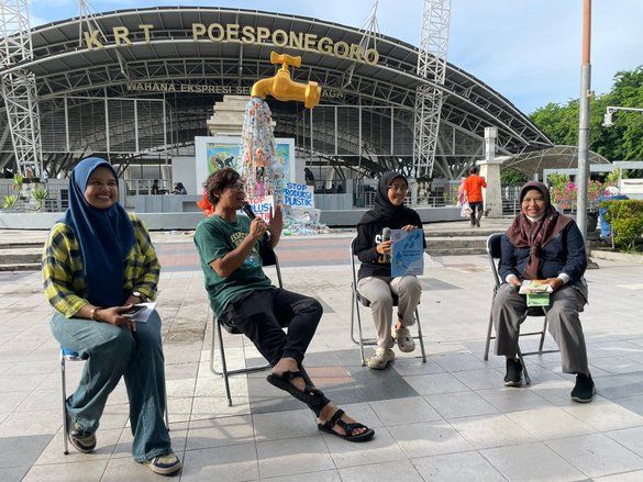 Simbol Kran Mengalirkan Botol Plastik, Ecoton Ingatkan Bahaya Sampah Plastik Sekali Pakai