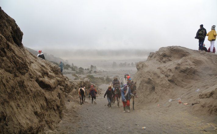 Badai Pasir Landa Kaldera Bromo di Musim Kemarau