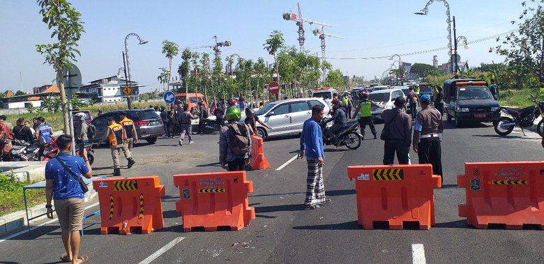 Cegah Kecelakaan, Dishub Pasang Pita Penggaduh di Merr2C Surabaya