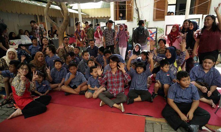 Stikom Surabaya Berbagi Inspirasi dengan Siswa SLB Autis Mutiara Hati