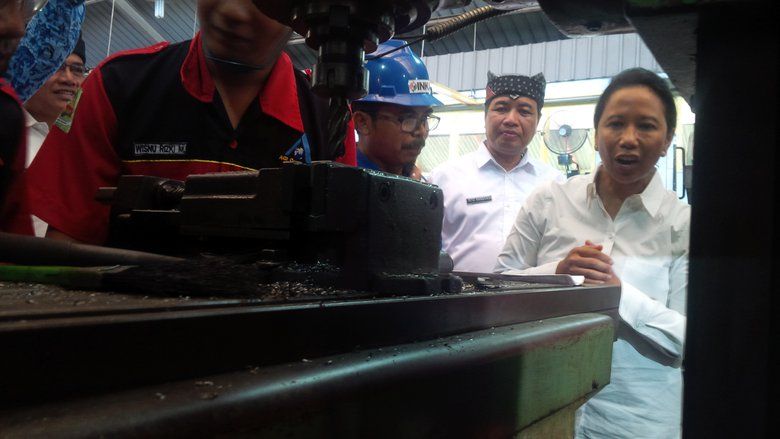 Di Banyuwangi Menteri Rini Minta BUMN Serap Lulusan SMK