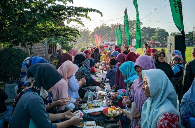 Wali Murid PP Darul Falah Ponorogo Sajikan Ribuan Rujak Ulek