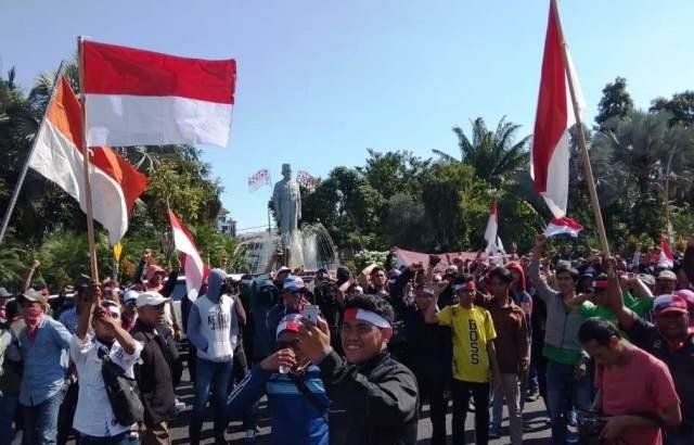 Keluarga Besar Indonesia Timur Suarakan Perdamaian di Depan Grahadi