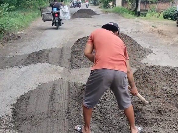 Efisiensi APBN, Pemerintah Batal Perbaiki Jalan Rusak yang Diuruk Ponpes Darul Ulum Lamongan