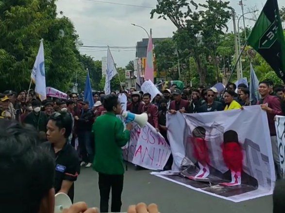 Tolak Efisensi Anggaran Pendidikan, Aliansi BEM Joko Tingkir Lamongan Geruduk Pemkab dan DPRD&nbsp;