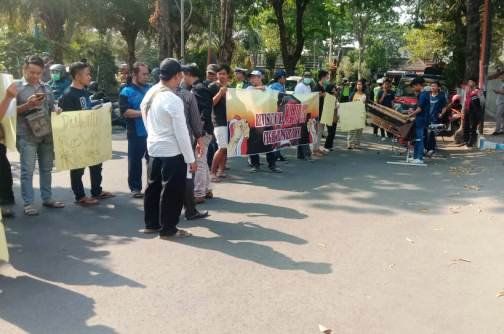 Sejumlah Pemuda Mojokerto Aksi Dukung Revisi UU KPK