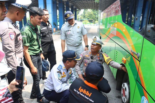 Cegah Kecelakaan, Polres dan Dishub Mojokerto Kota Gelar Periksa Kelayakan Bus dan Kesehatan Sopir