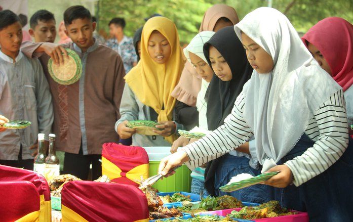 Anak-anak Yatim di Tulungagung Kampanye Gemar Makan Ikan