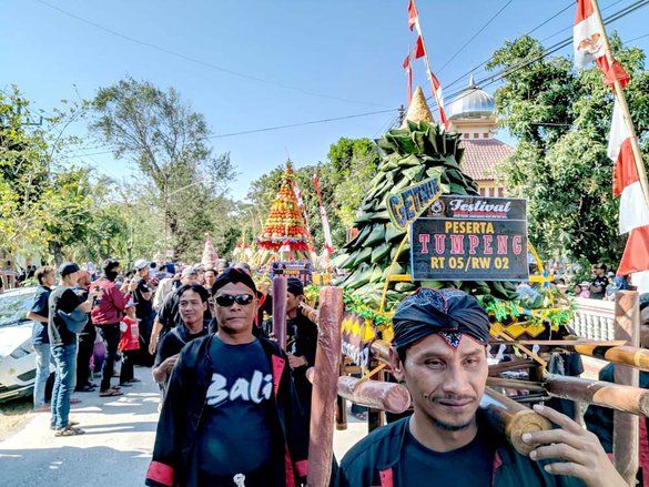 2.710 Bungkus Getuk dan 3.700 Takir Dibagikan Gratis di Festival Honggolono